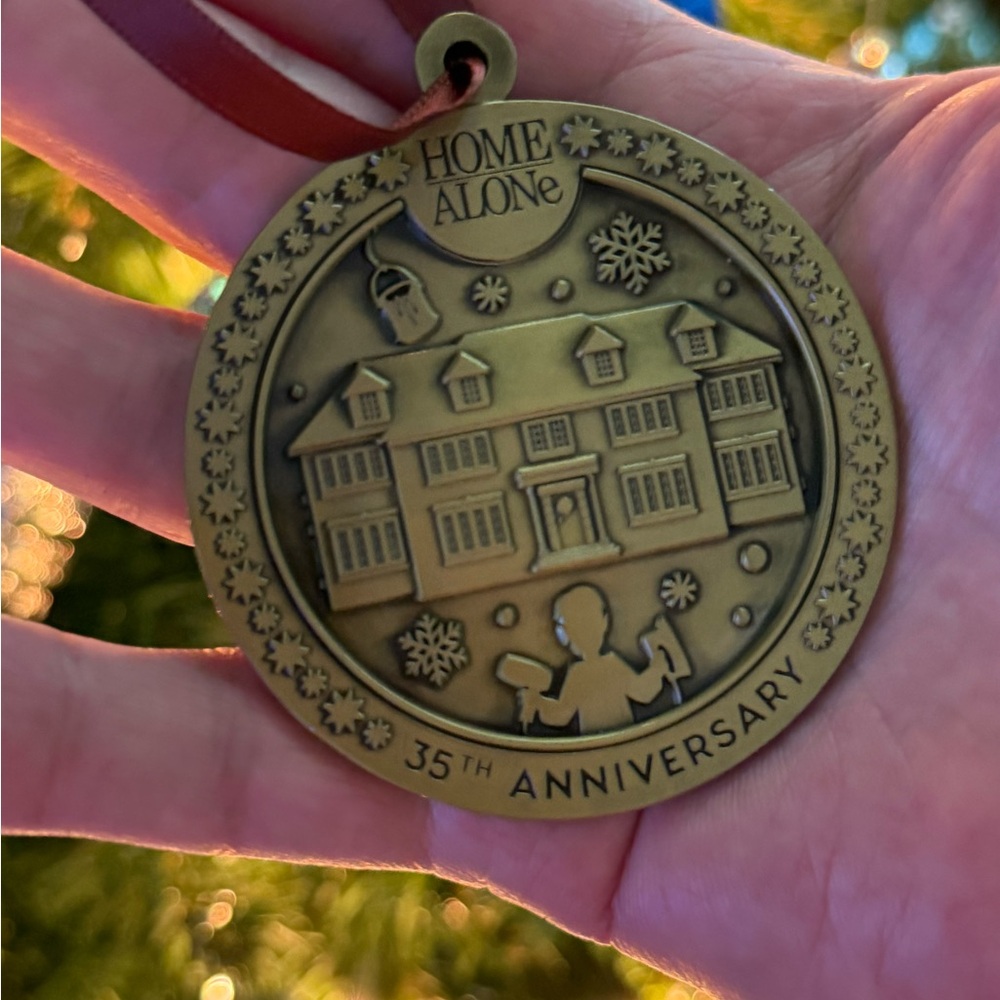 Disney D23 Exclusive Home Alone 35th Anniversary Ornament - Picture 3 of 7